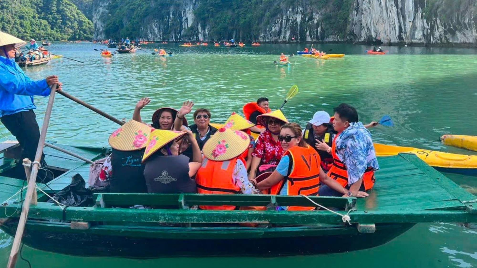 Lotus Boutique Cruise Hotell Ha Long Exteriör bild