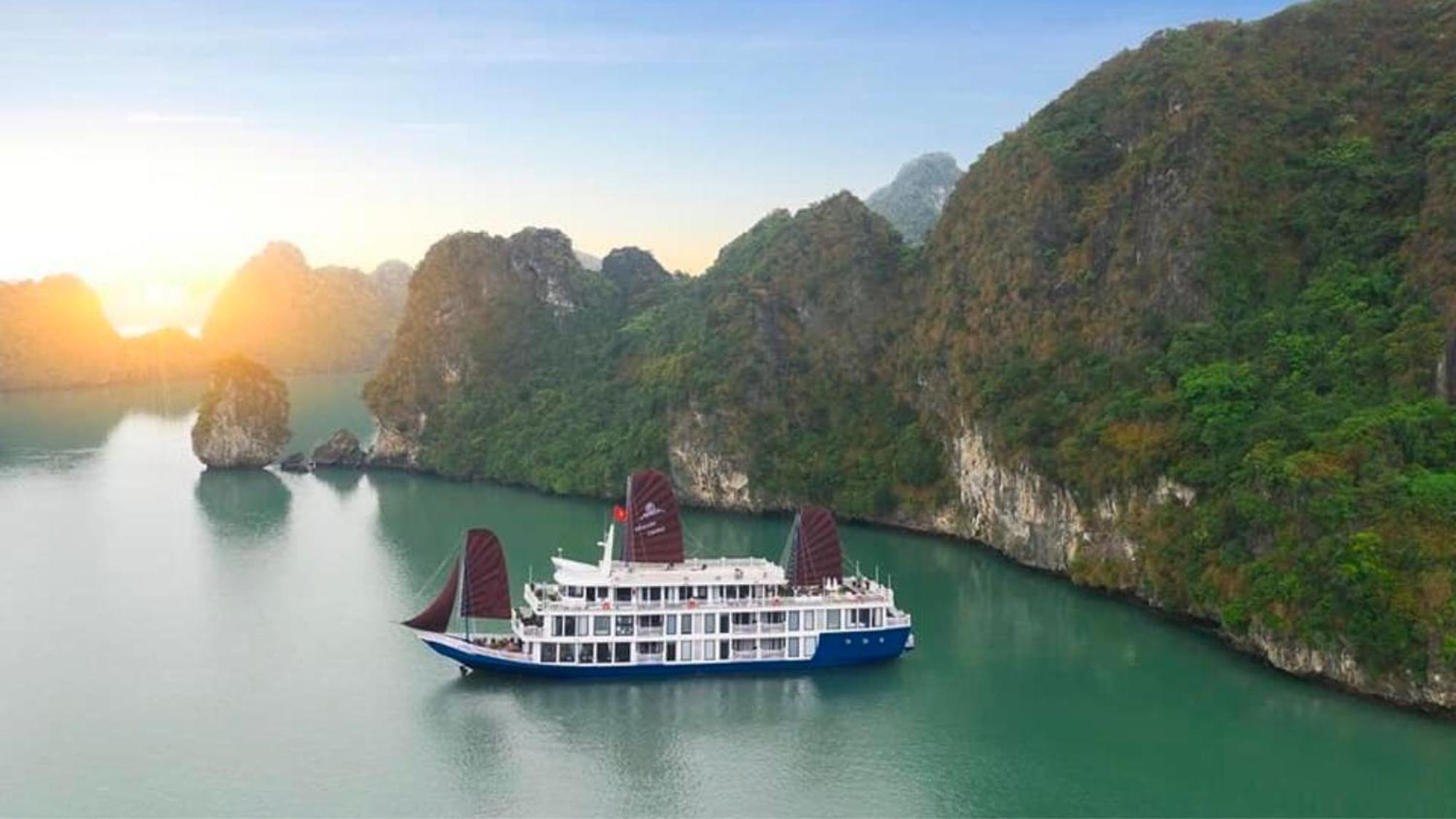 Lotus Boutique Cruise Hotell Ha Long Exteriör bild